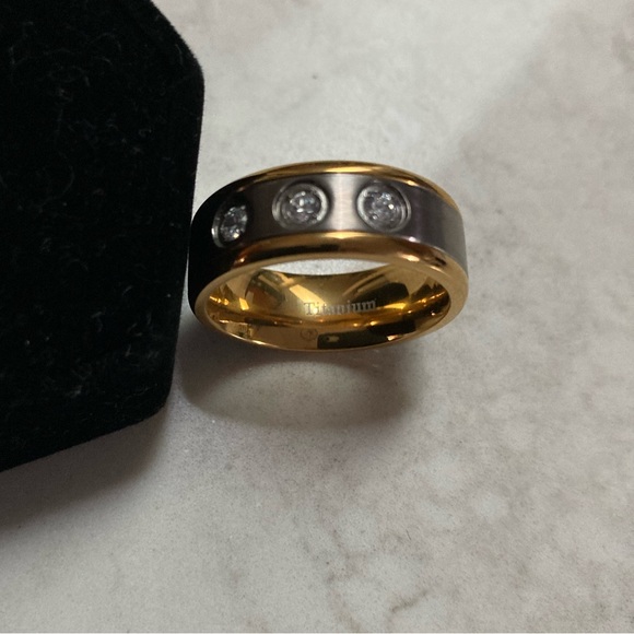 Titanium band 3 CZ stones GP edge & interior Size 8 Two tone Smooth finish - Picture 6 of 7